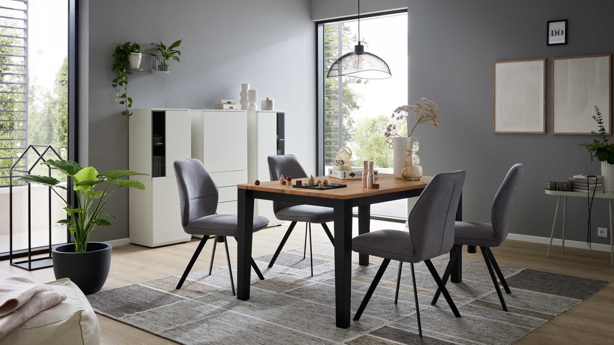 Tischgruppe Interliving aus Holz in Holzfarben Interliving Esszimmer Serie 5102 – Essgruppe mit sechs Stühlen Kernbuche, Mattschwarz & kieselfarbener Webstoff Tirol - siebenteilig