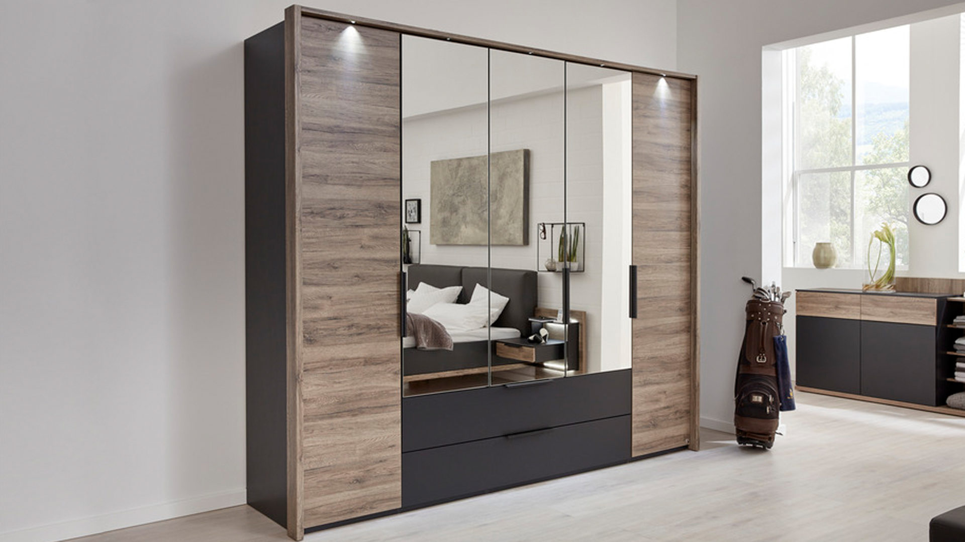Kleiderschrank Möbelwerke mastershausen | il aus Holz in Holzfarben Interliving Schlafzimmer Serie 1007 – Kleiderschrank dunkle Sanremo eichefarbene & mattschwarze Kunststoffoberflächen – fünf Türen, zwei Schubladen