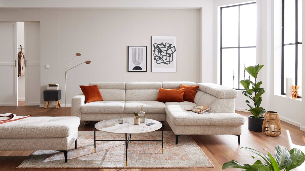 Ecksofa Interliving aus Stoff in Hellgrau Interliving Sofa Serie 4420 - Ecksofa mit Metallfüßen graubeiger Bezug LRS 19 – Stellfläche ca. 285 x 207 cm