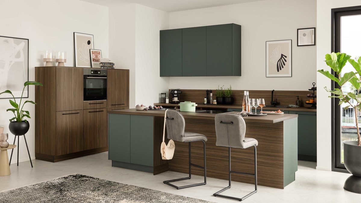 Einbauküche Interliving aus Holz in Dunkelgrün Interliving Küche Serie 3113 mit AEG Einbaugeräten Black Green & Walnuss Havanna - dreizeilig