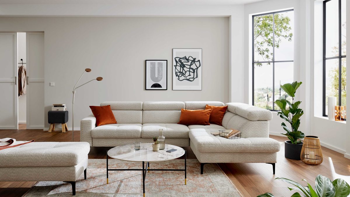 Ecksofa Interliving aus Stoff in Hellgrau Interliving Sofa Serie 4420 - Ecksofa mit Metallfüßen graubeiger Bezug LRS 19 – Stellfläche ca. 285 x 207 cm