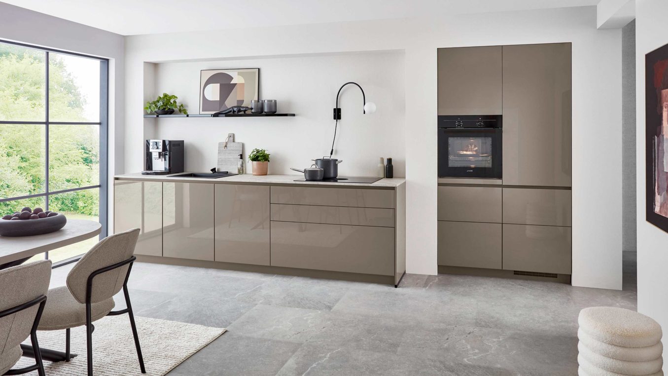 Einbauküche Nobilia® aus Holz in Grau nobilia® Einbauküche Novalux mit Hochglanzfronten und BORA Muldenlüfter Taupegrau & Eiche Como - zweiteilig