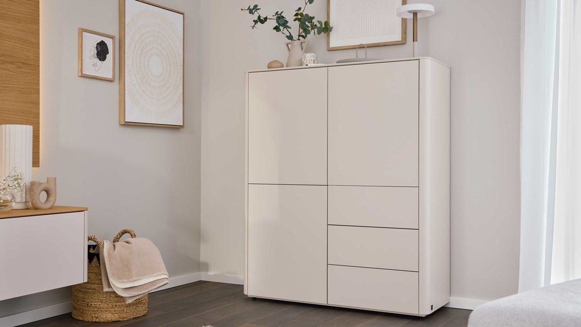 Highboard Interliving aus Holz in Beige Interliving Wohnzimmer Serie 2035 - Highboard beiger Mattlack - drei Schubladen, drei Türen