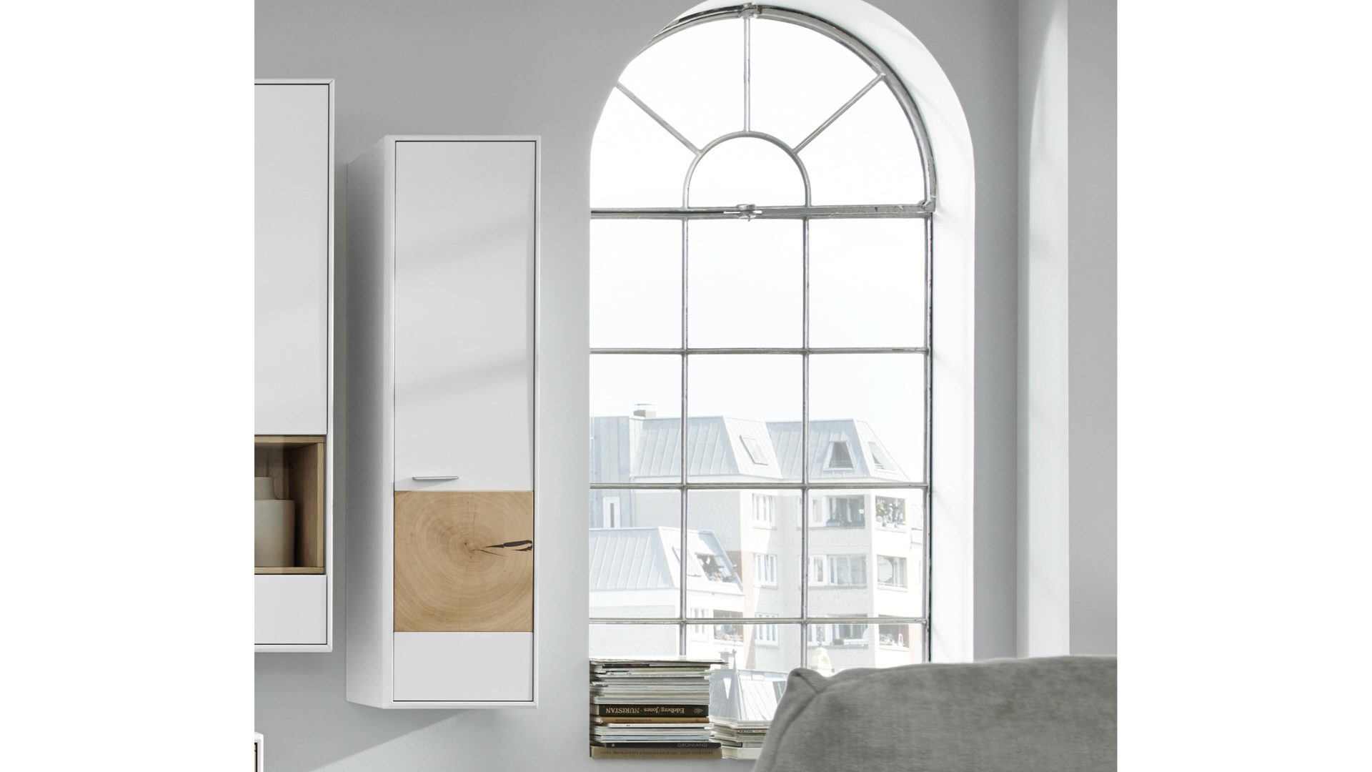 Hängeschrank Die hausmarke | il aus Holz in Weiß Interliving Wohnzimmer Serie 2102 – Hängeschrank Hirnholz & weißer Mattlack – eine Tür, Höhe ca. 145 cm