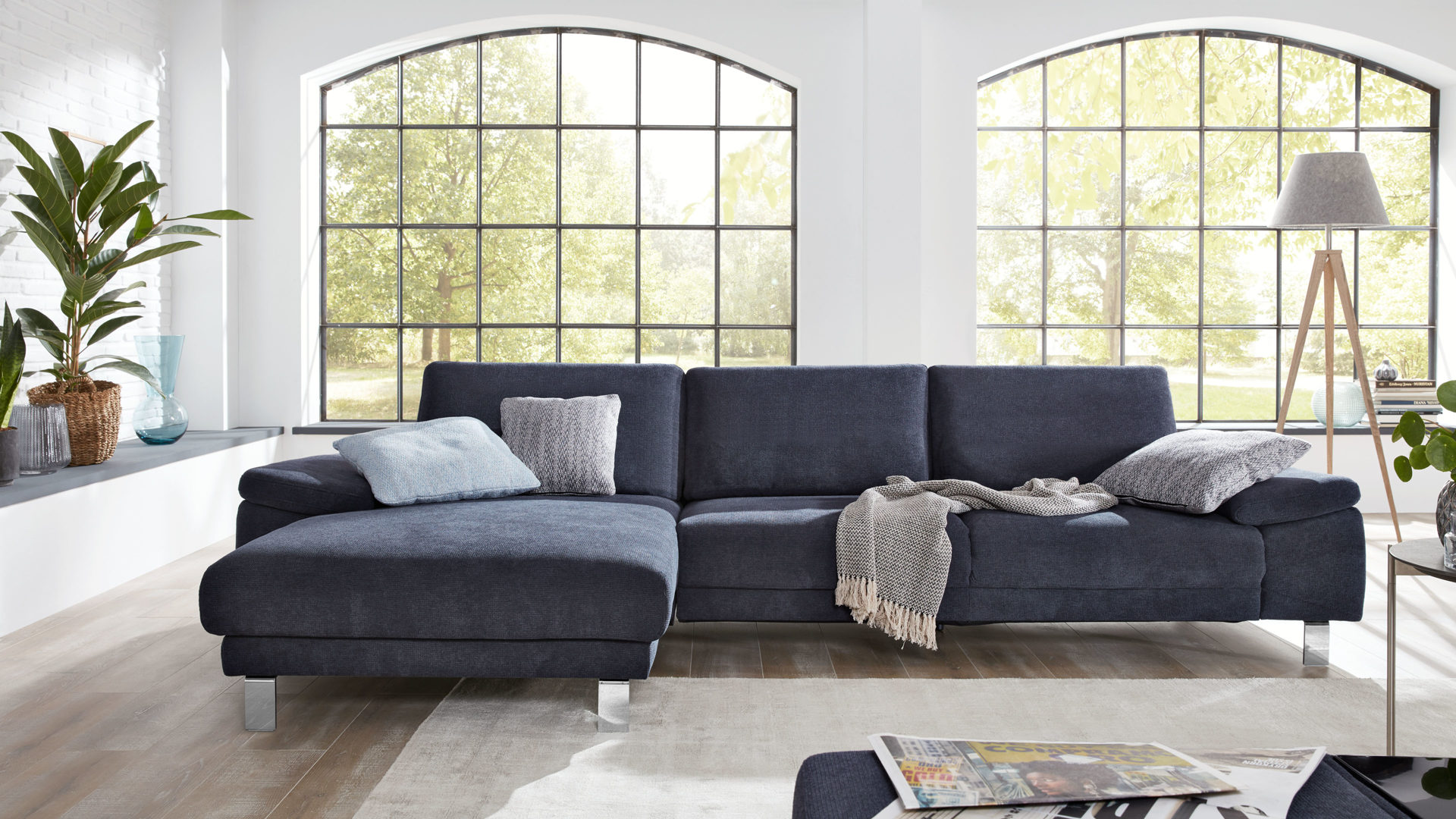 Ecksofa Zehdenick | il aus Stoff in Blau Interliving Sofa Serie 4301 – Ecksofa marineblauer Bezug Belle & Metallfüße – Stellfläche ca. 166 x 295 cm