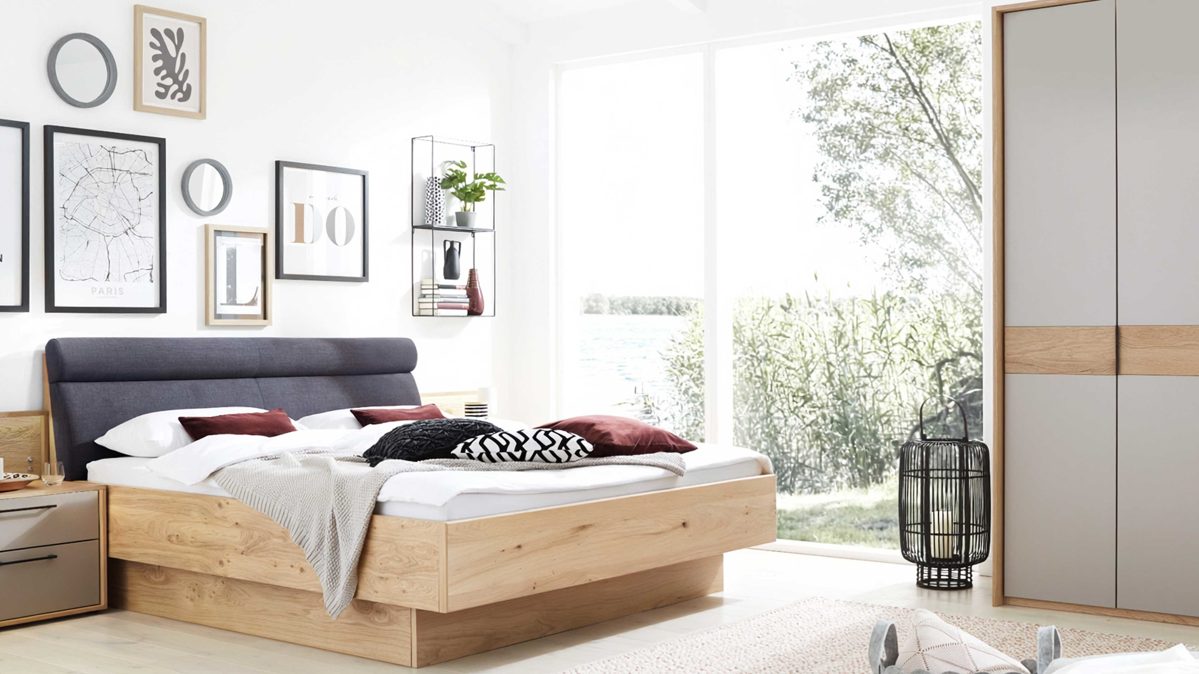 Bettgestell Interliving aus Holz in Anthrazit Interliving Schlafzimmer Serie 1023 – Bettgestell schwebend, Liegefläche ca. 180 x 200 cm - Balkeneiche & Anthrazit