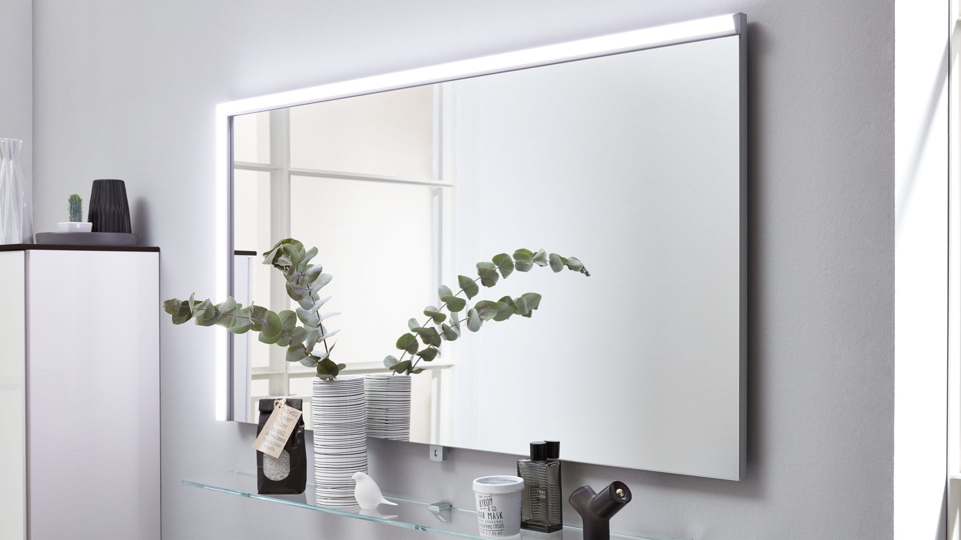 Wandspiegel Interliving aus Spiegel in Transparent Interliving Bad Serie 3701 – Flächenspiegel links mit Leuchtwinkel – ca. 120 x 64 cm