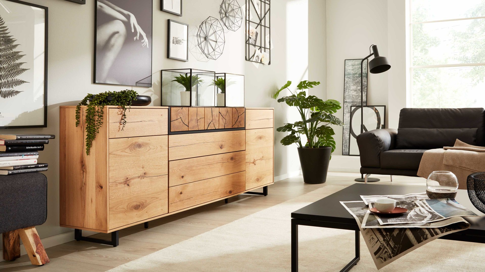 Sideboard Interliving aus Holz in Holzfarben Interliving Wohnzimmer Serie 2106 – Sideboard 620810 Raucheiche & Hirnholz, Metallkufen – 2 Klappen, zwei Türen, eine Schublade