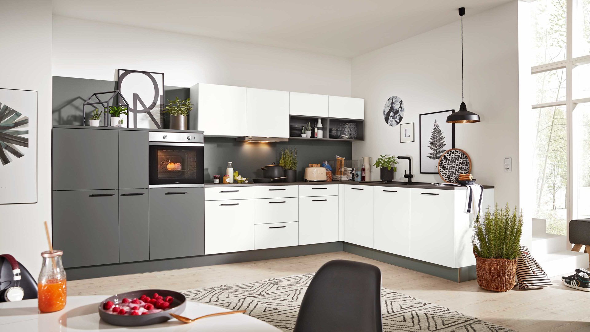 Einbauküche Interliving aus Holz in Weiß Interliving Küche Serie 3032 mit gorenje Einbaugeräten Weiß & Quarzgrau - Stellfläche ca. 395 x 245 cm