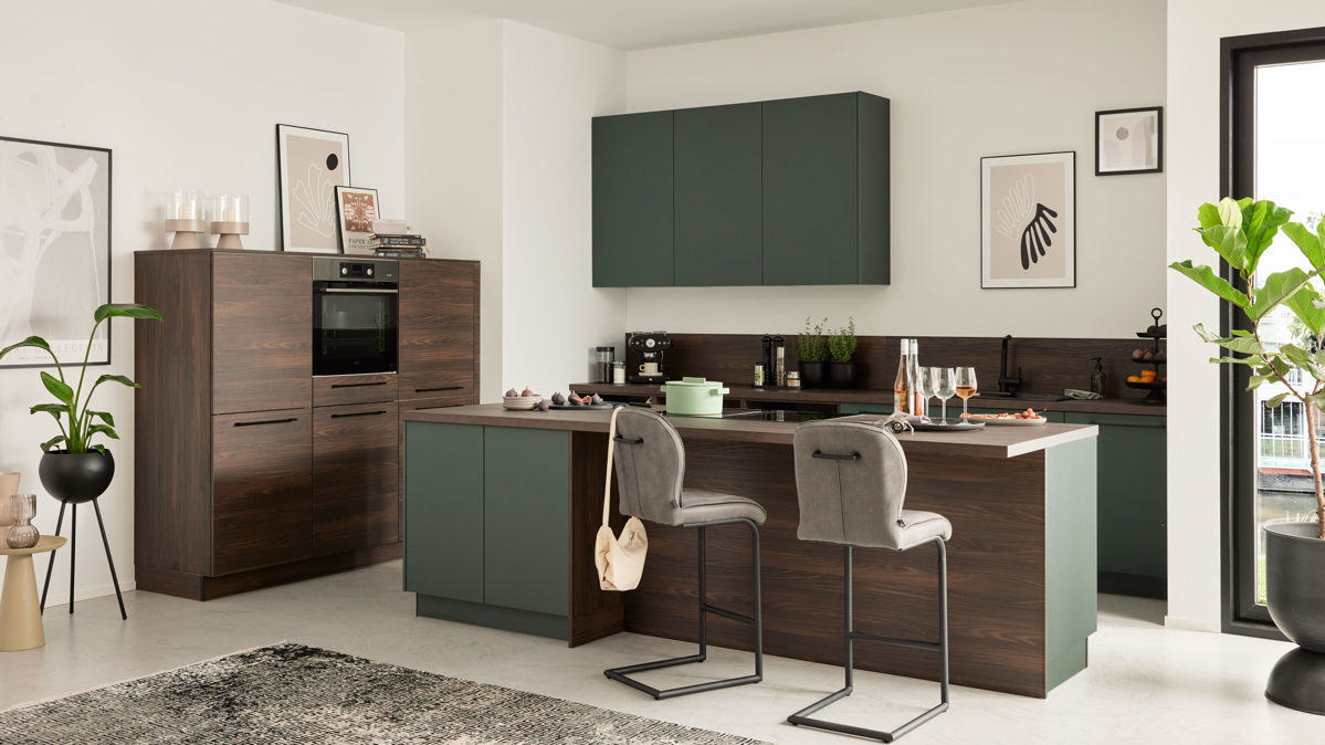 Einbauküche Interliving aus Holz in Dunkelgrün Interliving Küche Serie 3083 mit AEG Einbaugeräten Black Green & Nussbaum Kuba  - dreizeilig