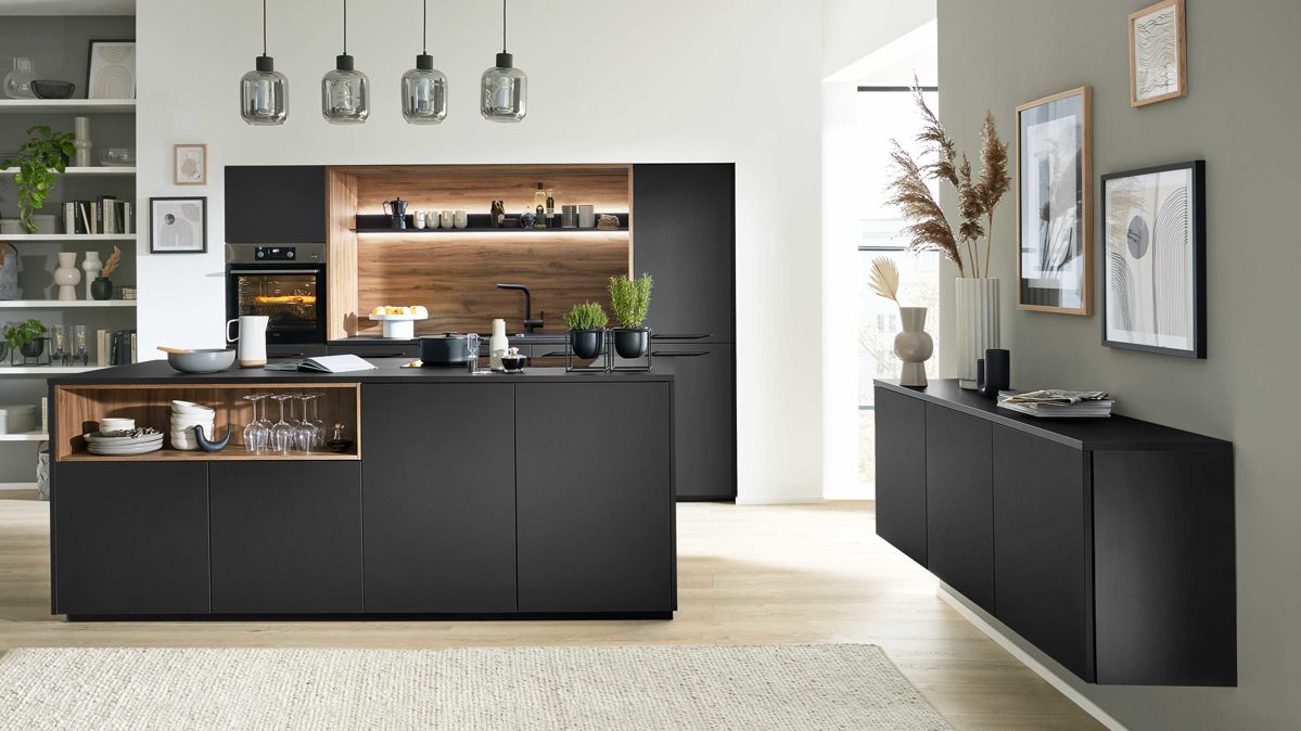 Einbauküche Interliving aus Holz in Schwarz Interliving Küche Serie 3103 mit AEG Einbaugeräten Mattschwarz & Vulkaneiche  - dreizeilig