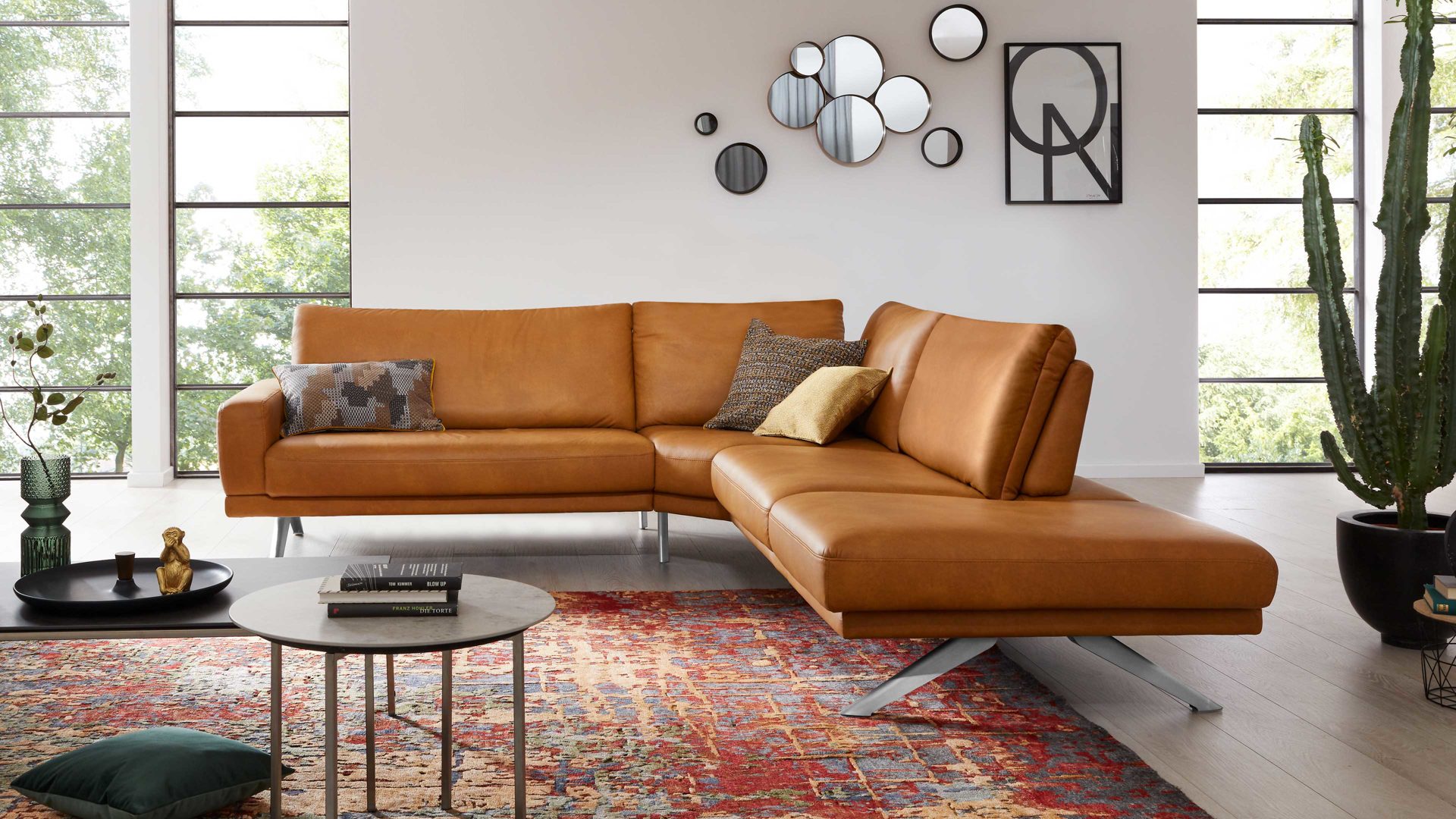 Ecksofa Interliving aus Leder in Orange Interliving Sofa Serie 4220 – Ecksofa kurkumafarbenes LongLife-Leder – Stellfläche ca. 251 x 267 cm
