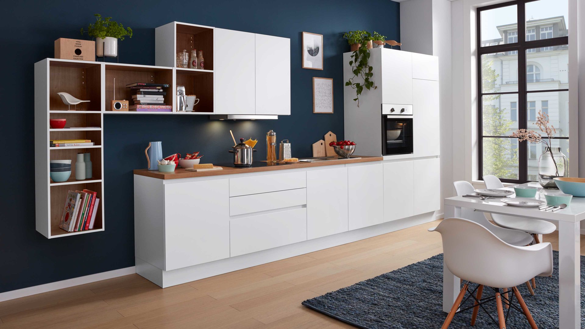 Systemküche WERT KÜCHE® aus Holz in Weiß WERT KÜCHE® Nova mit gorenje Einbaugeräten Weiß & Asteiche - Länge ca. 470 cm