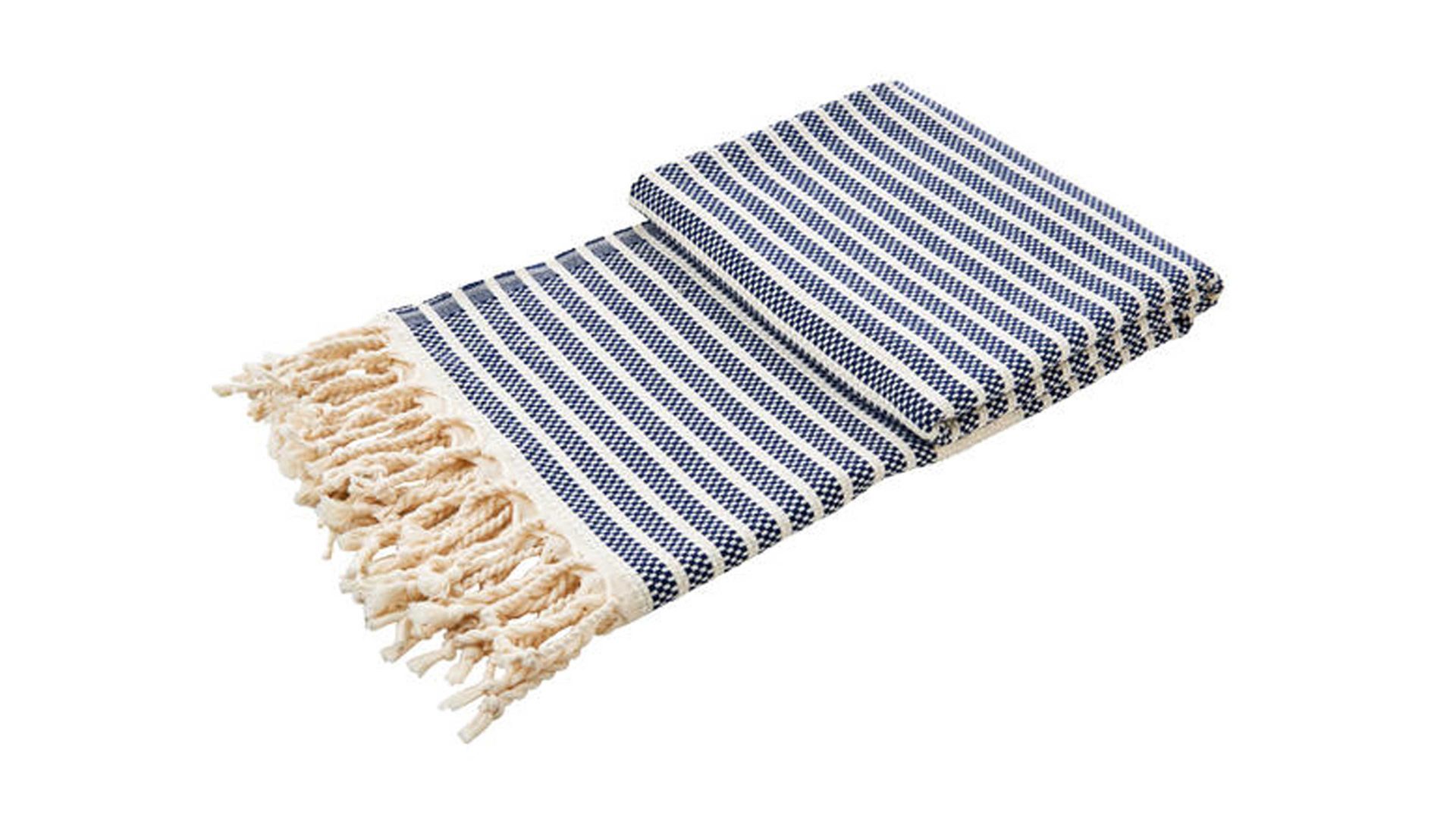 Wohndecke Interliving BEST BUDDYS! aus Naturfaser in Dunkelblau Interliving BEST BUDDYS! Lounge Stripes Plus Marine & Weiß – ca. 100 x 180 cm