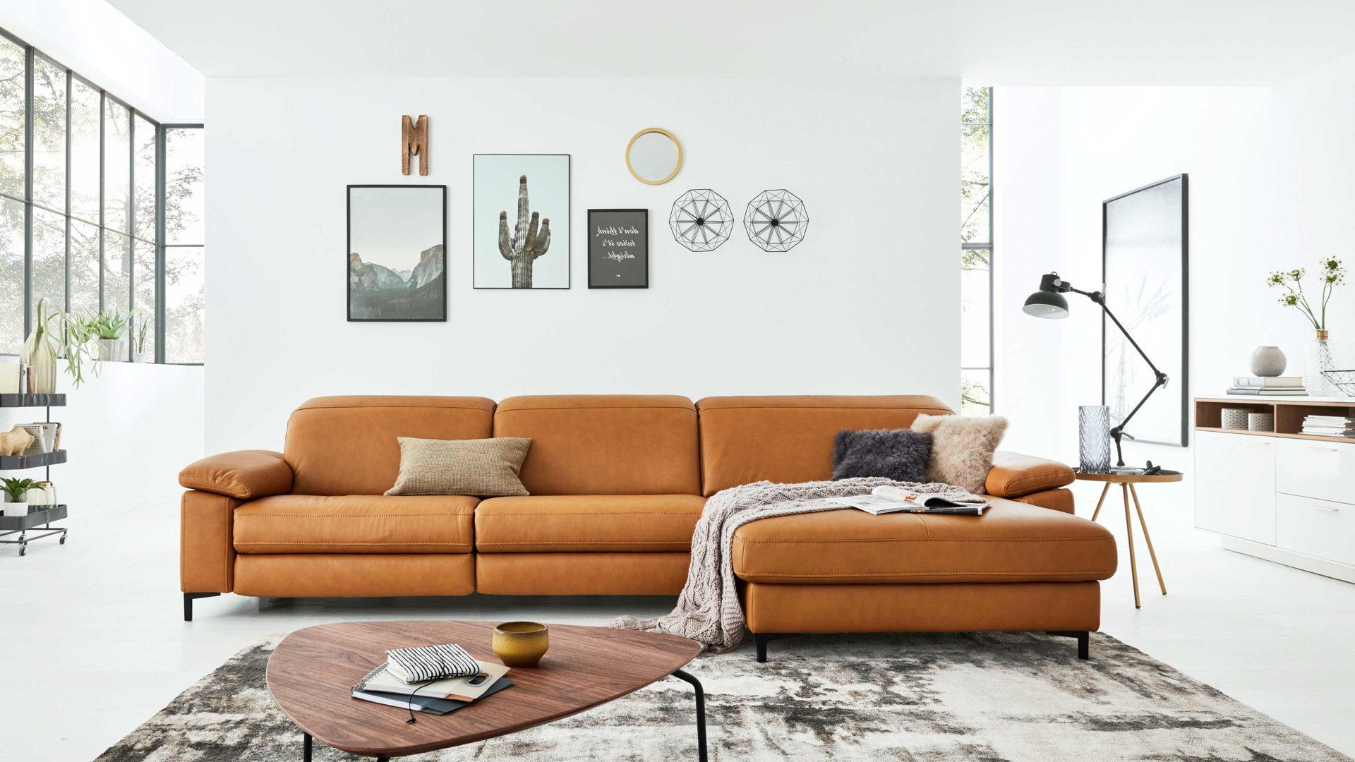 Ecksofa Interliving aus Leder in Orange Interliving Sofa Serie 4054 – Ecksofa kurkumafarbenes LongLife-Leder Vivre & schwarze Metallfüße – Stellfläche ca. 347 x 176 cm