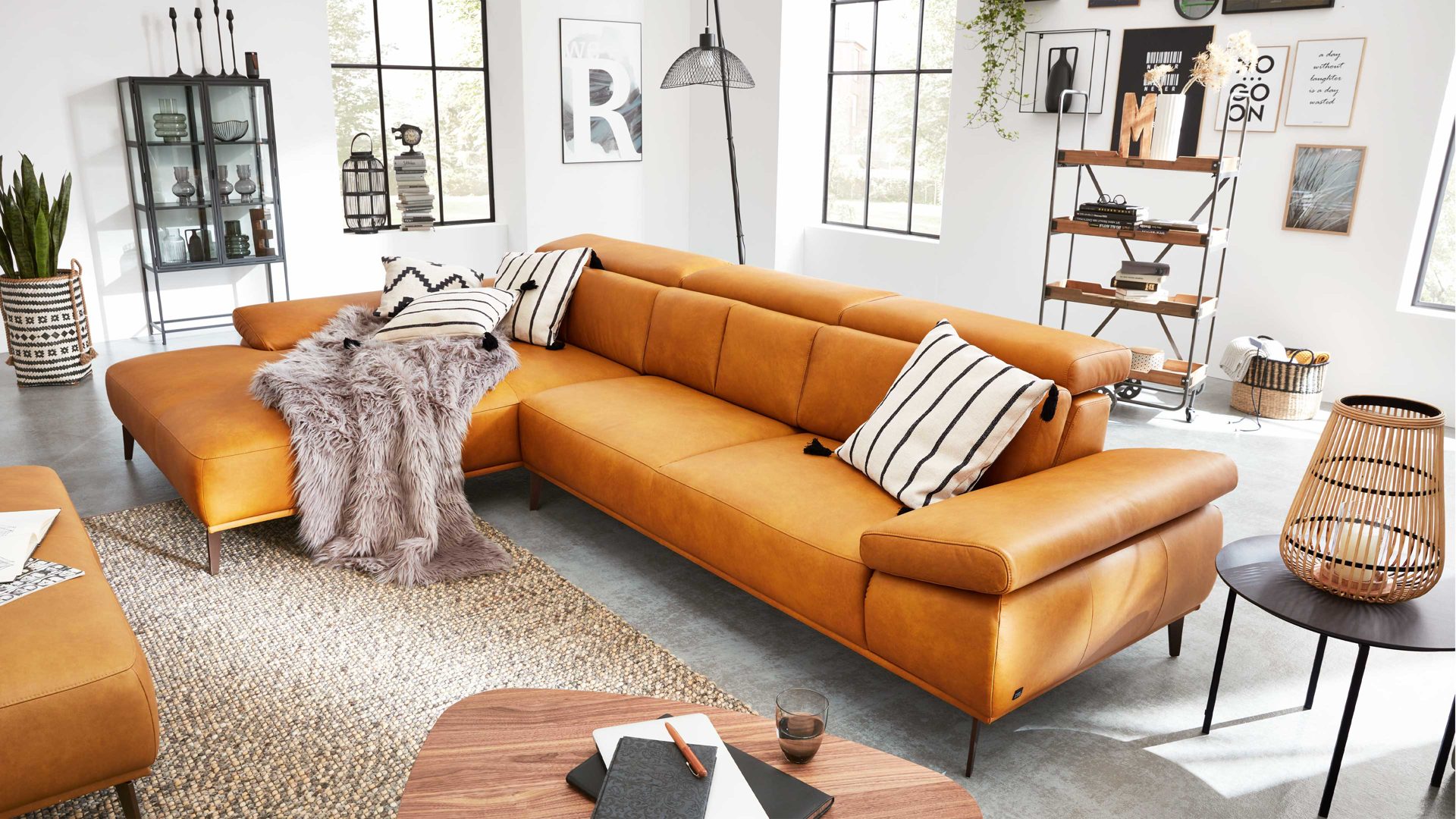 Ecksofa Interliving aus Leder in Orange Interliving Sofa Serie 4002 - Ecksofa kurkumafarbenes Leder Z69-52 – Stellfläche ca. 204 x 344 cm