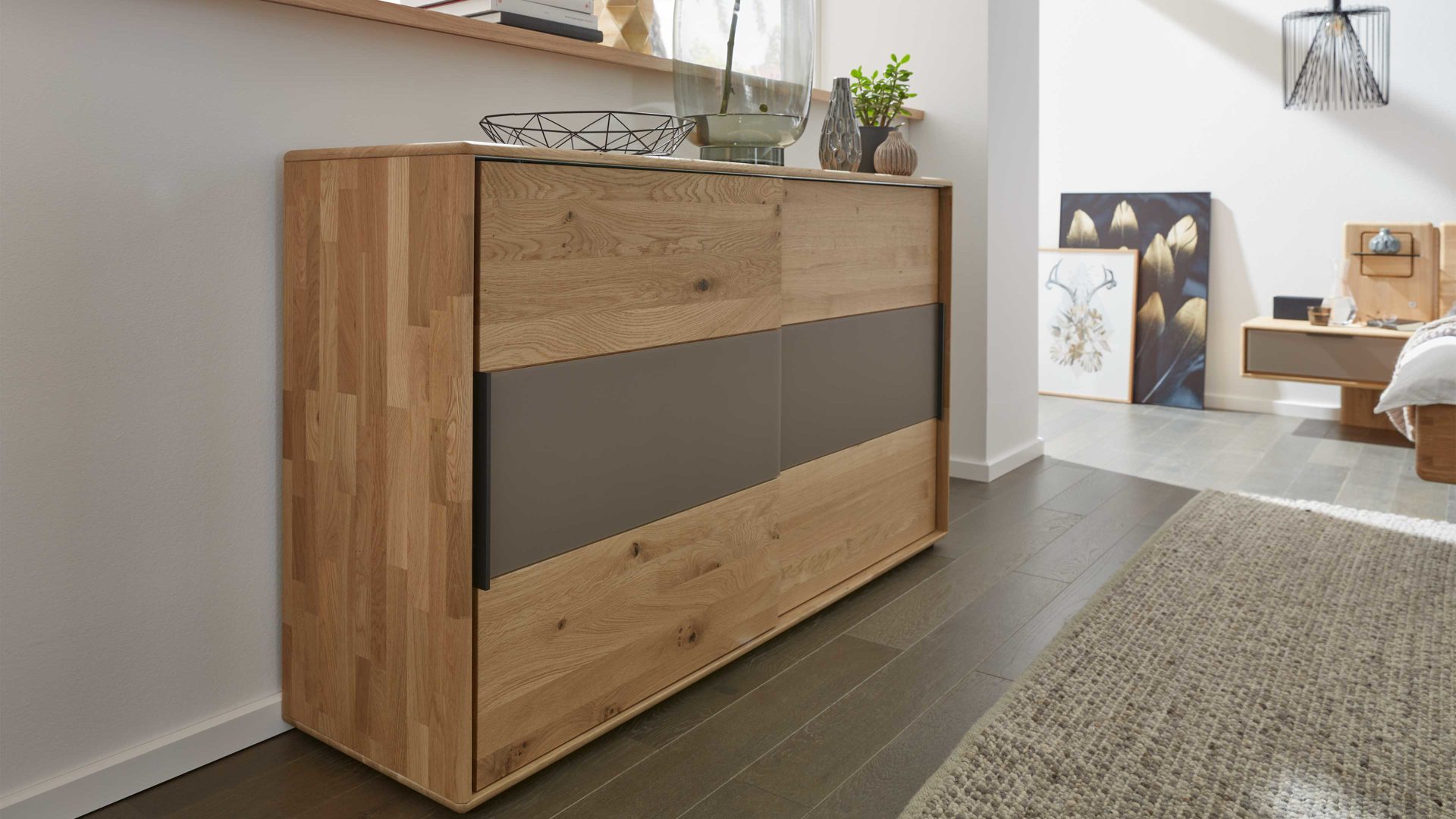 Türenkommode Interliving aus Holz in Grau Interliving Schlafzimmer Serie 1015 – Kommode 2167 sienafarbenes Mattglas & Wildeiche – zwei Schiebetüren