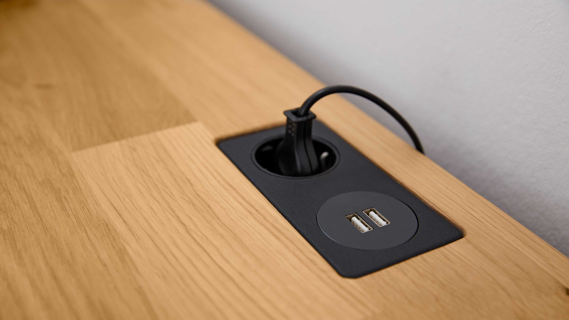 Mehrpreis Interliving aus Kunststoff in Schwarz Interliving Wohnzimmer Serie 2020 - Steckdose und USB 195413 eine Steckdose, zwei USB-Ports - Oberboden-Einlass