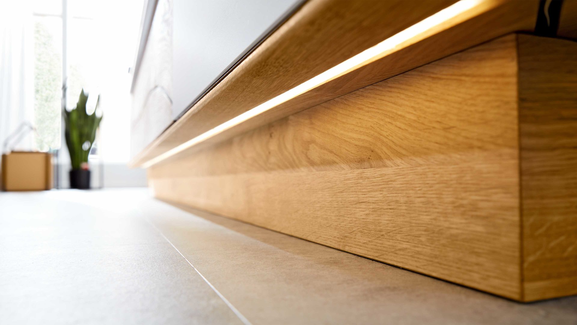 LED-Beleuchtung Interliving aus Holz in Weiß Interliving Wohnzimmer Serie 2020 - Unterbaubeleuchtung 195054 19,8 Watt
