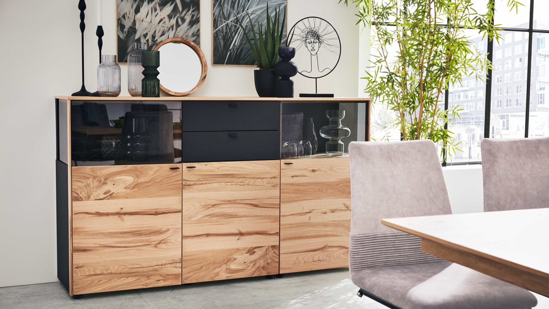 Sideboard Interliving aus Holz in Anthrazit Interliving Esszimmer Serie 5604 - Sideboard Anthrazit  & Eiche rustico- drei Türen, zwei Schubladen