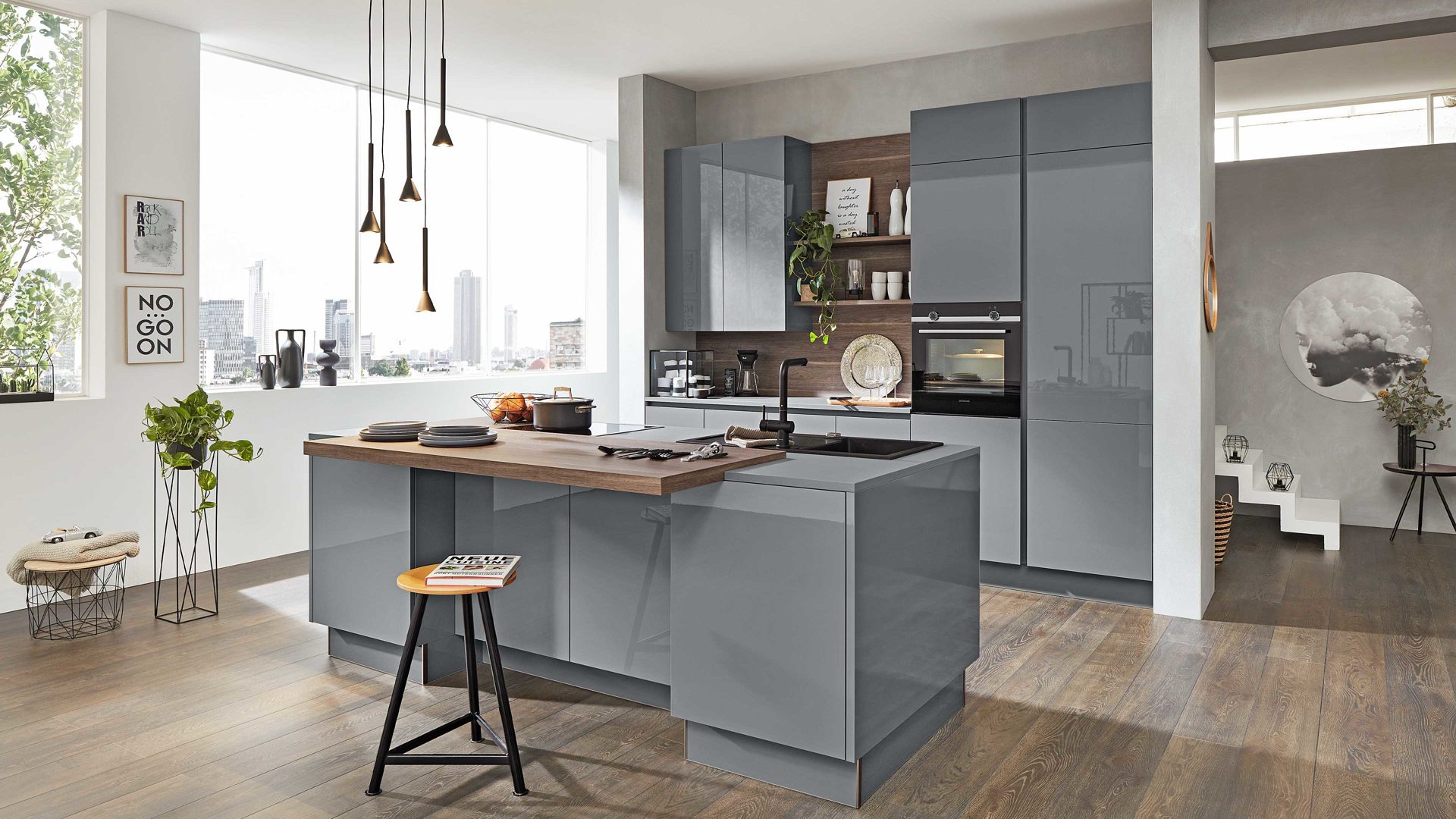 Einbauküche Interliving aus Holz in Grau Interliving Küche Serie 3042 mit SIEMENS Einbaugeräten Quarzgrau & Eiche Graphitsilber  – zweizeilig