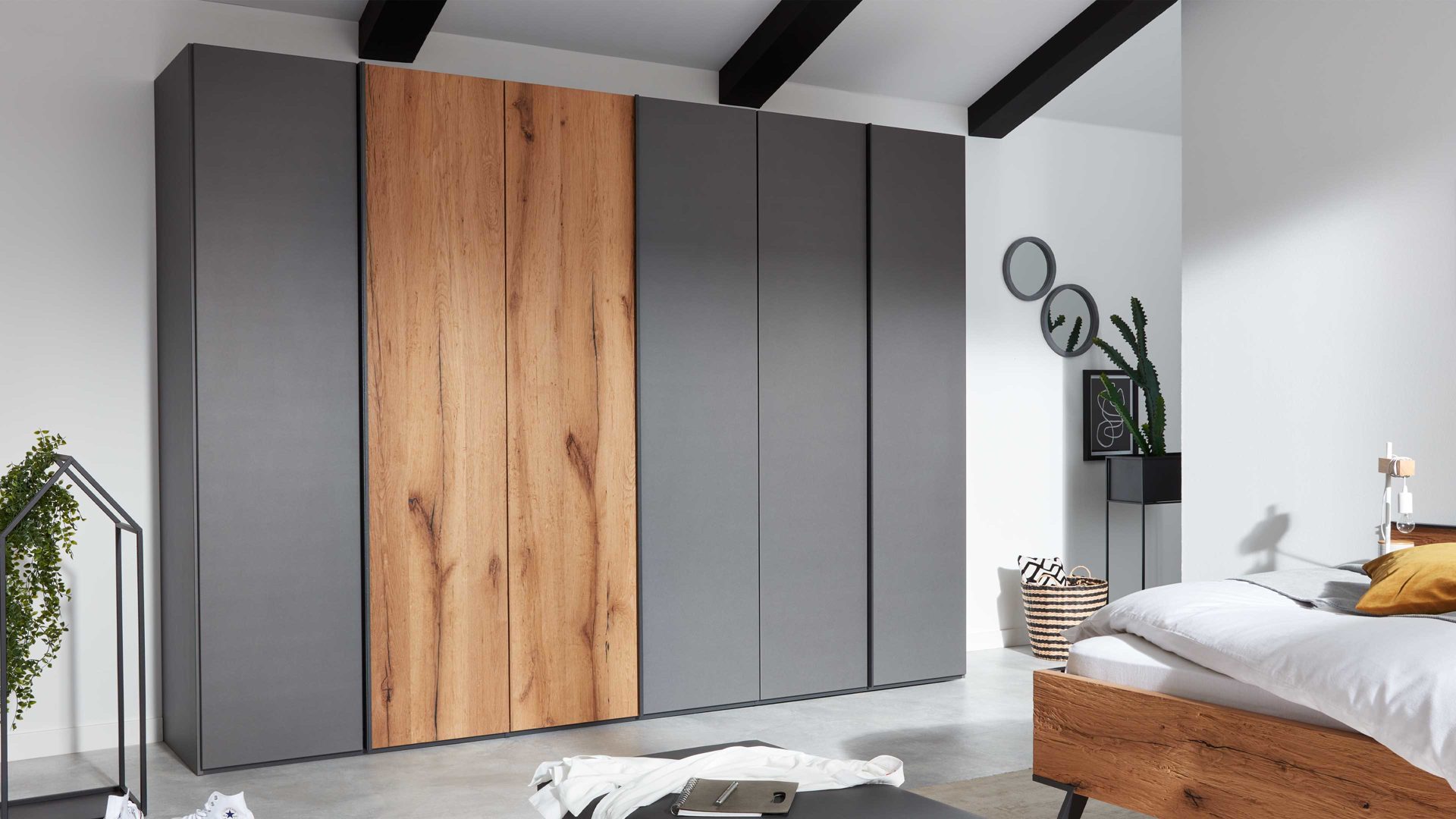 Kleiderschrank Interliving aus Holz in Dunkelgrau Interliving Schlafzimmer Serie 1025 – Kleiderschrank Graphit & Balkeneiche gehackt - sechs Türen, Breite ca. 299 cm