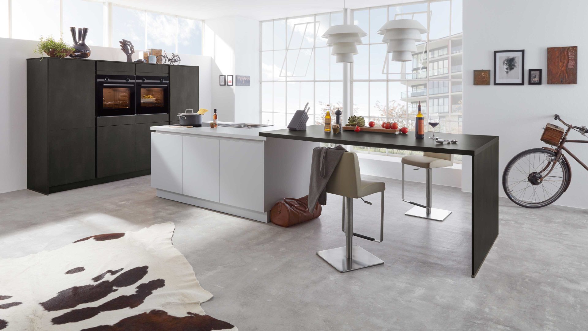 Einbauküche WERT KÜCHE® aus Holz in Dunkelgrau WERT KÜCHE® Nova mit SIEMENS Einbaugeräten Kristallweiß & Stahl dunkel – zweiteilig