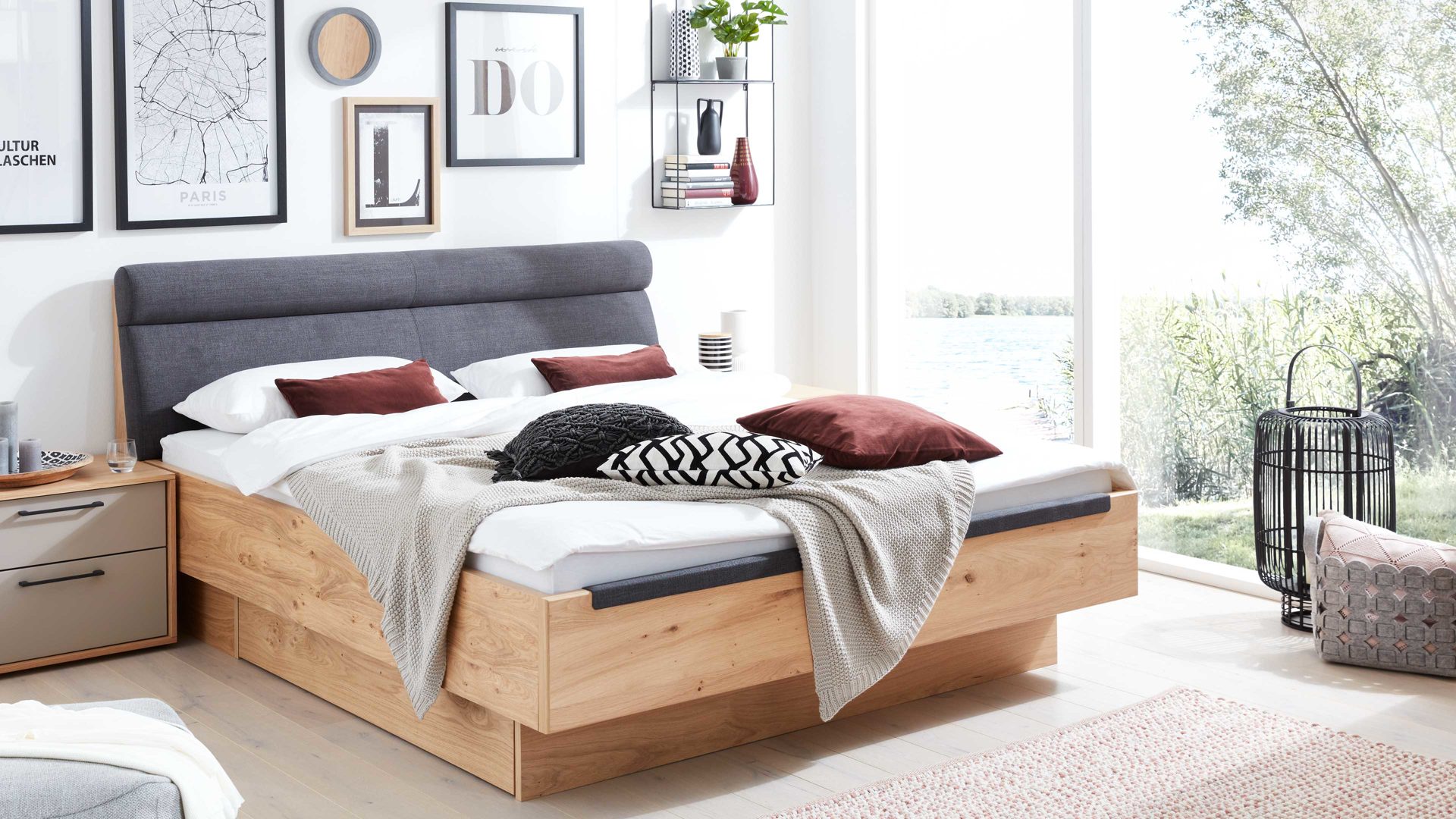 Bettgestell Interliving aus Holz in Anthrazit Interliving Schlafzimmer Serie 1023 – Bettgestell 87538 schwebend, Liegefläche ca. 200 x 200 cm - Balkeneiche & Anthrazit