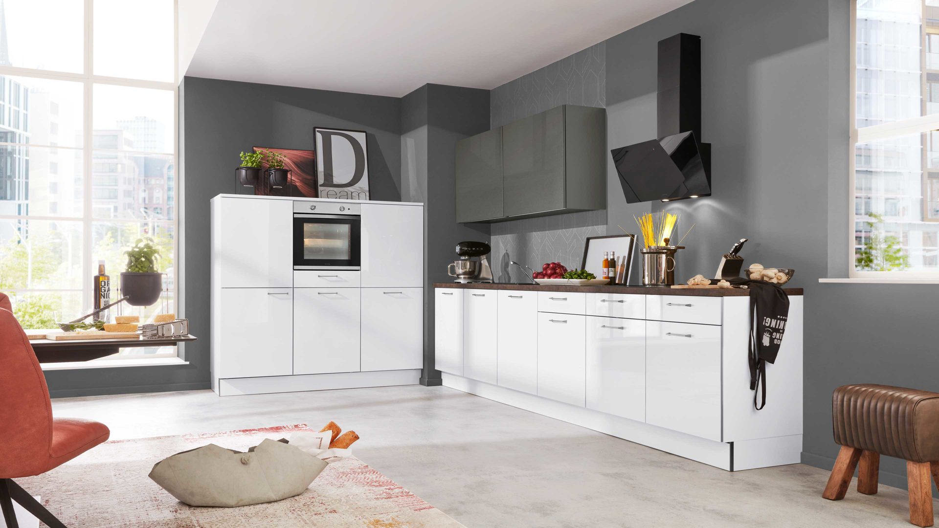 Einbauküche Interliving aus Holz in Weiß Interliving Küche Serie 3051 mit Einbaugeräten Arctiweiß & Quarzgrau Hochglanz – zweizeilig