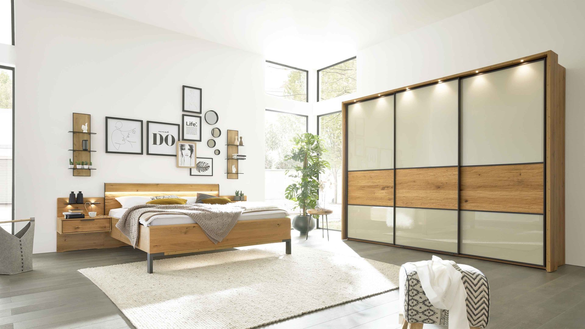 Wandregal Interliving aus Holz in Hellgrau Interliving Schlafzimmer Serie 1027 – Komplettzimmer mit Paneelen & Passepartout Eiche bianco & Champagner - Liegefläche ca. 180 x 200 cm