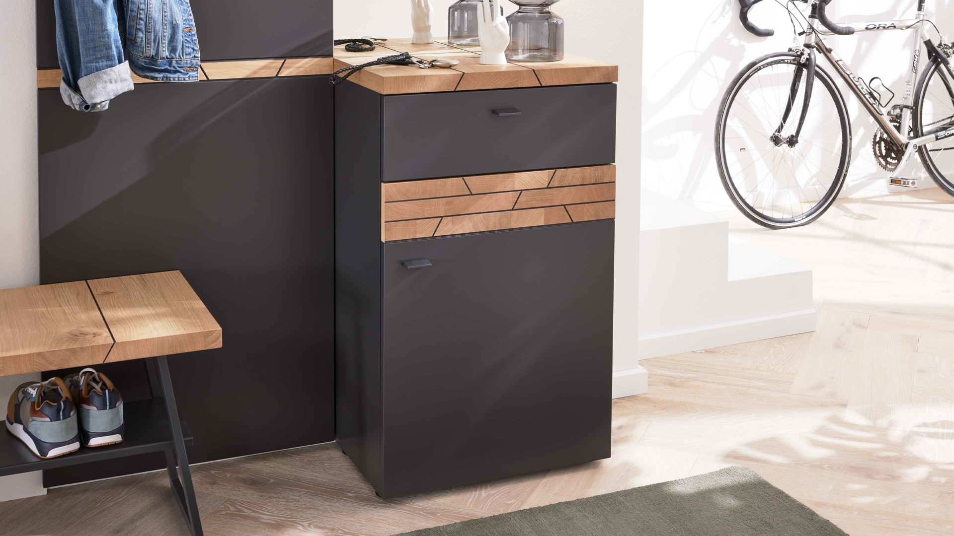 Kombikommode Interliving aus Holz in Schwarz Interliving Garderobe Serie 6011 – Kommode 781101-22 Schiefer Schwarz & Wildeiche - eine Tür, eine Schublade