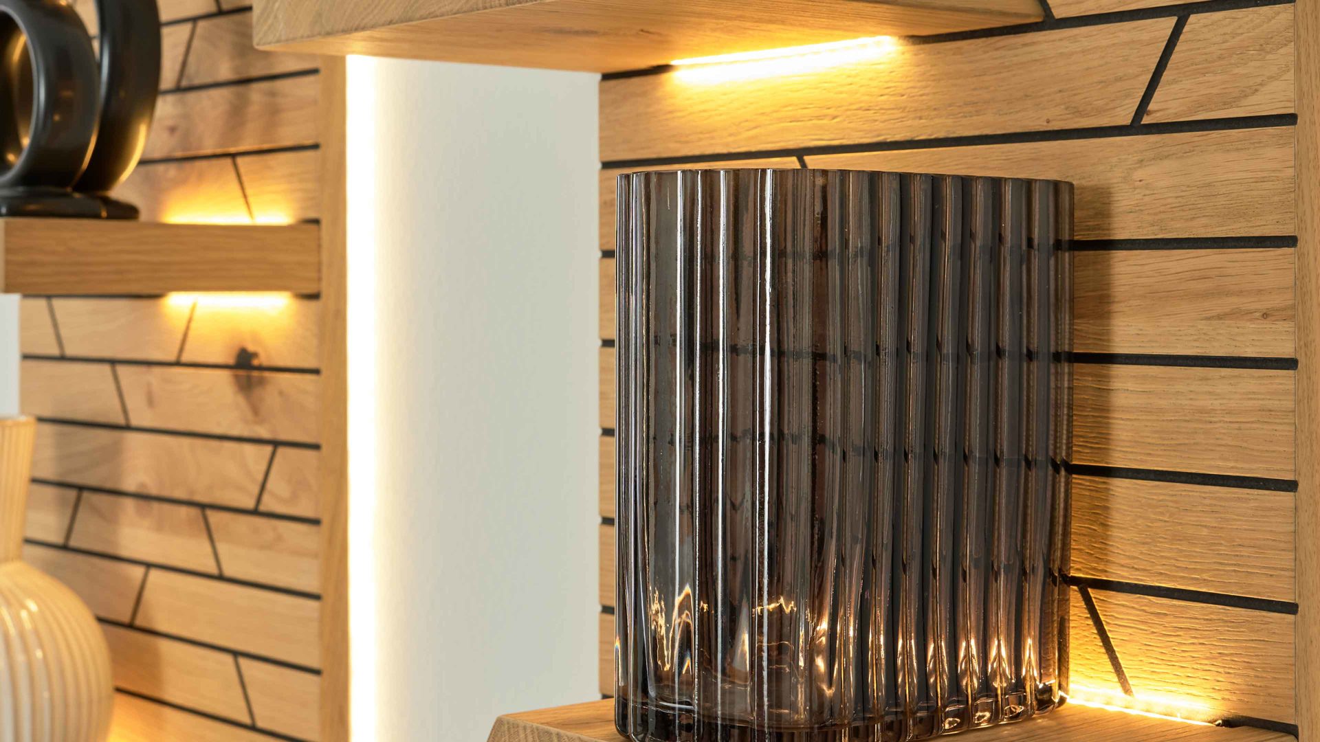 LED-Beleuchtung Interliving aus Kunststoff in Weiß Interliving Wohnzimmer Serie 2108 - Holzboden-Beleuchtung 44-44 zweiteilig