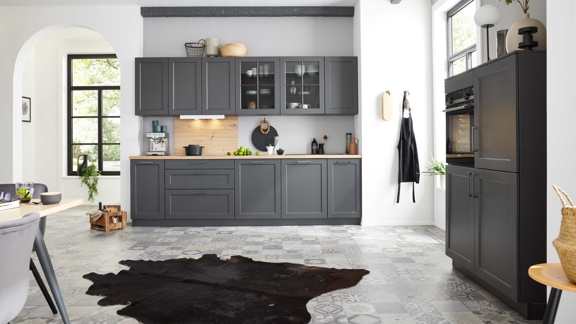 Einbauküche WERT KÜCHE® aus Holz in Schwarz WERT KÜCHE® Vida mit SIEMENS Einbaugeräten Lavaschwarz Satin & Wildeiche natur - zweiteilig