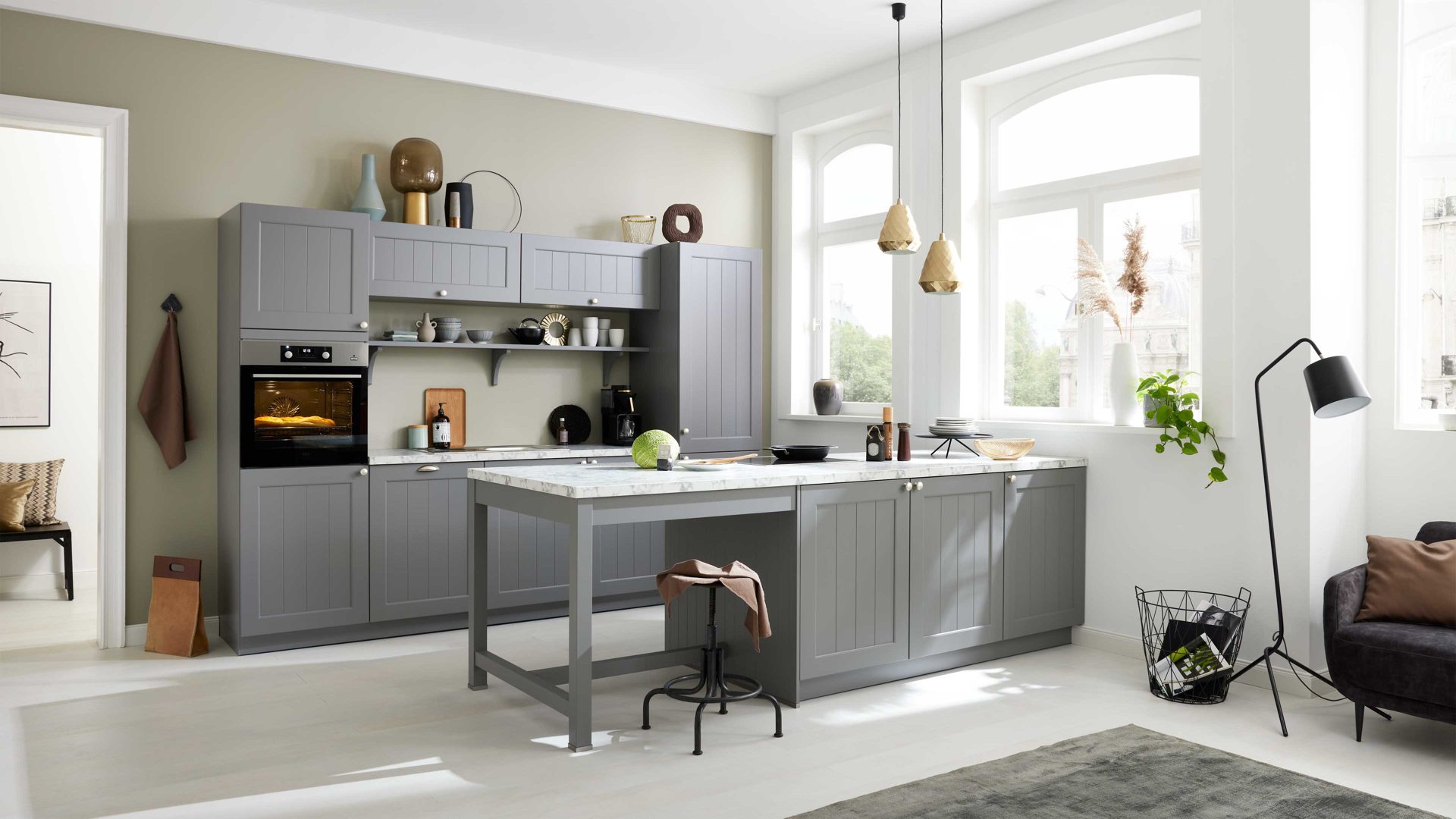 Einbauküche WERT KÜCHE® aus Holz in Grau WERT KÜCHE® Carina mit AEG Einbaugeräten Achatgrau Satin & Marmor bianco - zweiteilig