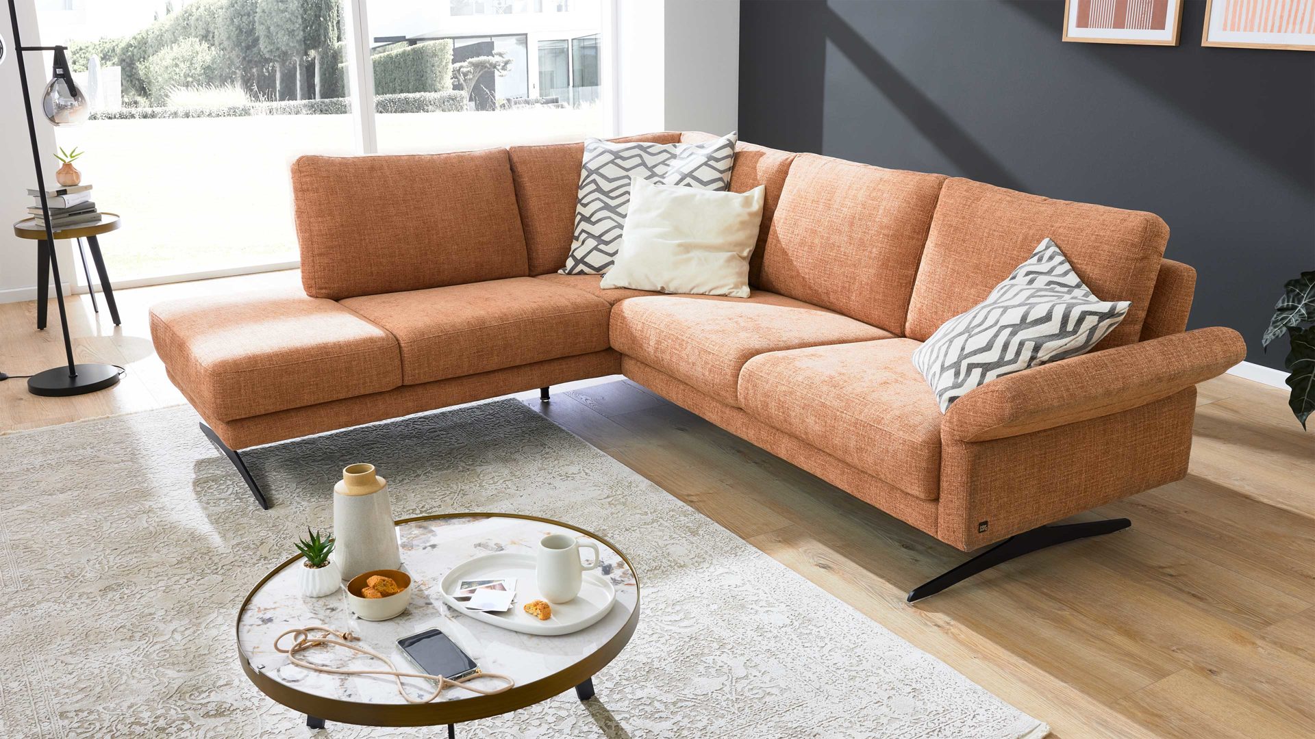 Ecksofa Interliving aus Stoff in Orange Interliving Sofa Serie 4004 - Ecksofa puderfarbene Chenille S43-17 - Stellfläche ca. 211 x 240 cm