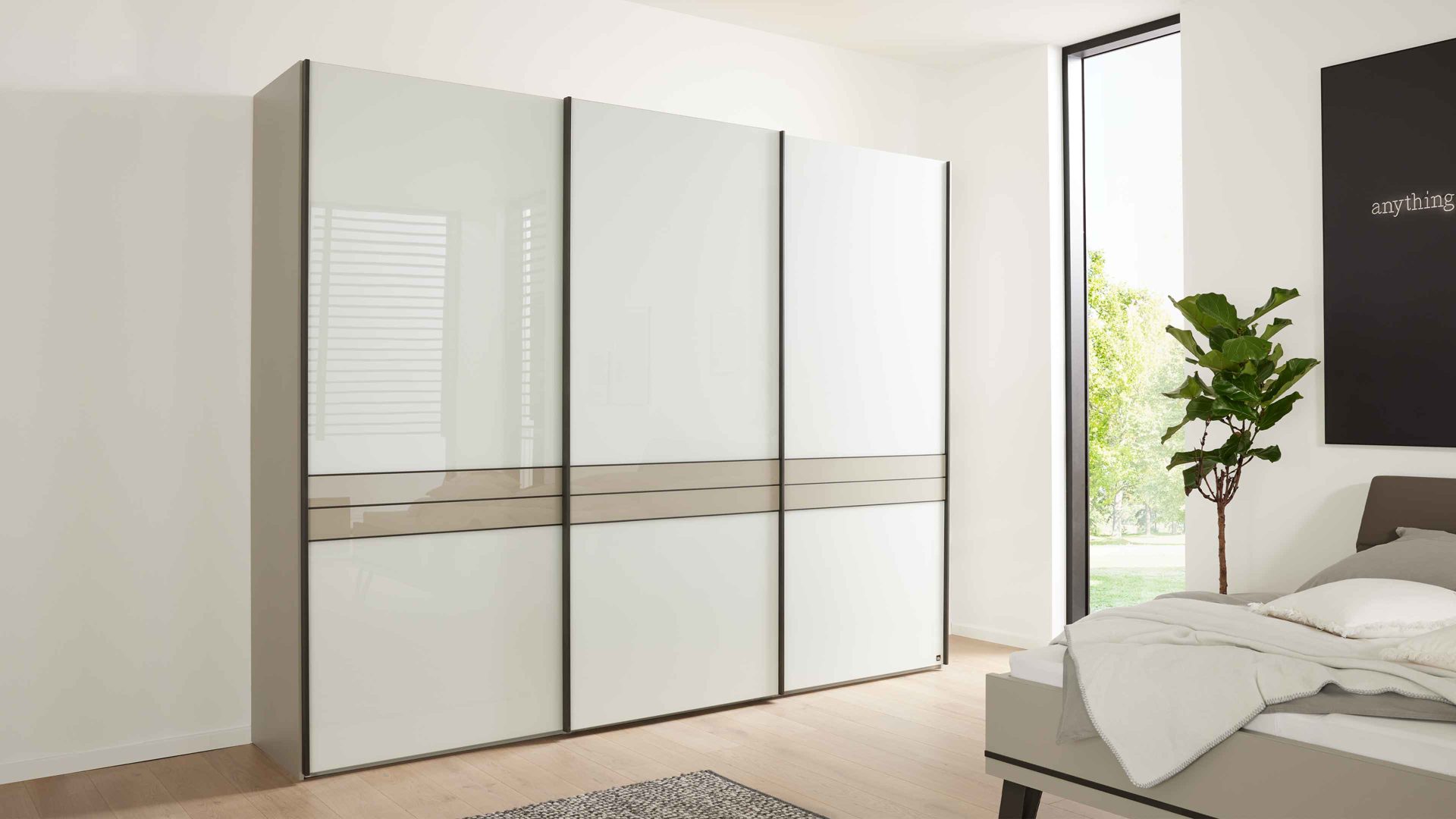 Kleiderschrank Interliving aus Holz in Hellgrau Interliving Schlafzimmer Serie 1032 – Schwebetürenschrank Kieselgrau & Weiß - drei Türen, Breite ca. 300 cm
