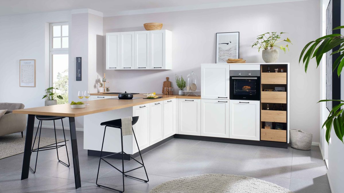 Einbauküche WERT KÜCHE® aus Holz in Weiß WERT KÜCHE® Vida mit Constructa Einbaugeräten Satinweiß & Asteiche - Stellfläche ca. 457 x 300 cm