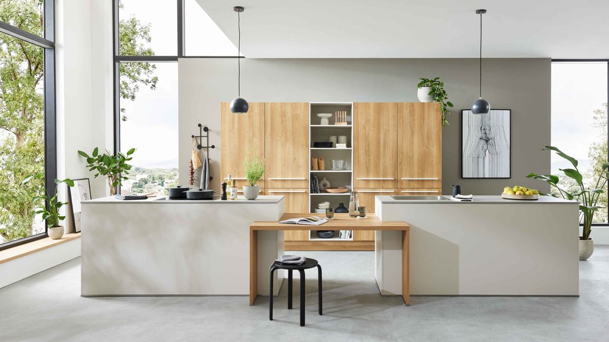 Einbauküche WERT KÜCHE® aus Holz in Beige WERT KÜCHE® Mattea mit zwei Kücheninseln Muschelweiß & Aurora Eiche - zweizeilig