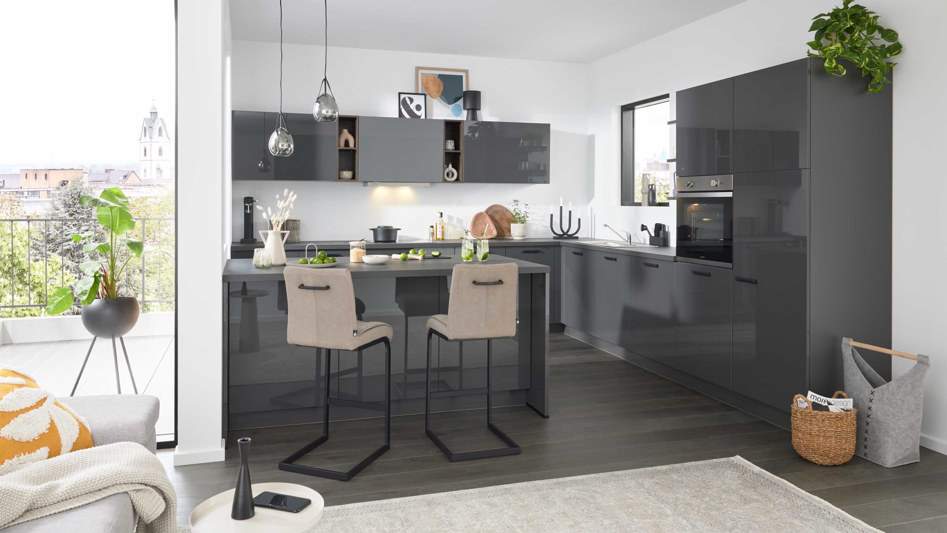 Einbauküche Interliving aus Holz in Dunkelgrau Interliving Küche Serie 3115 mit privileg-Einbaugeräten Graphit Hochglanz – Stellfläche ca. 360 x 365 cm