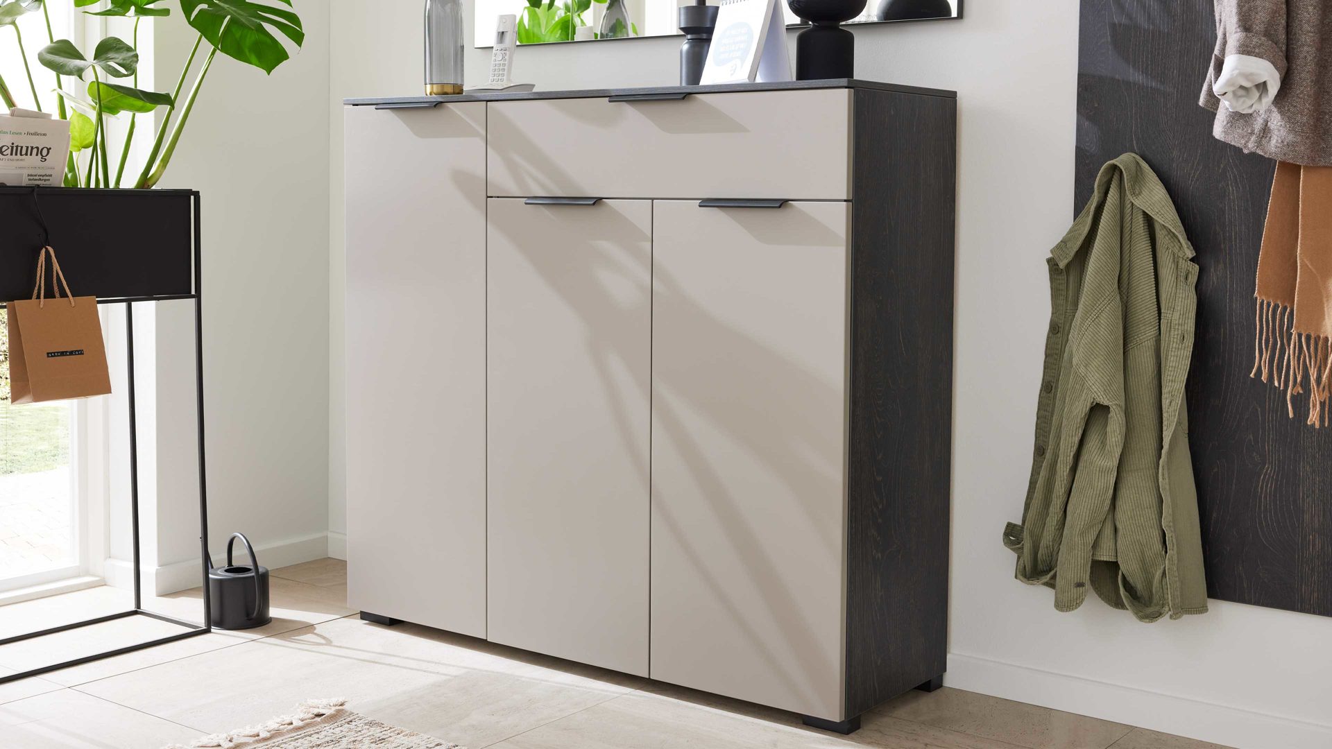 Kombikommode Interliving aus Holz in Grau Interliving Garderobe Serie 6012 - Kombikommode graubeiger Mattlack & Räuchereiche - drei Türen, eine Schublade, Breite ca. 120 cm