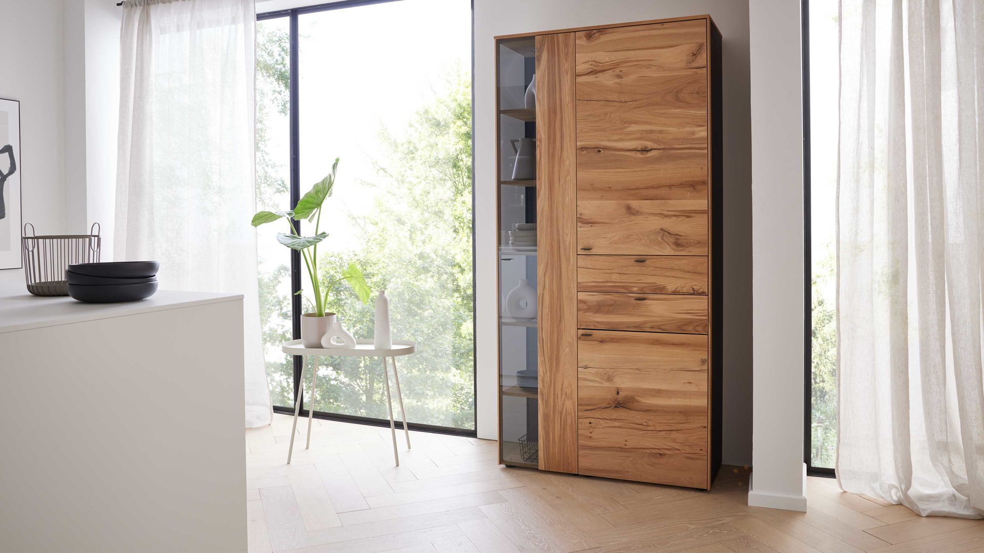 Vitrine Interliving aus Holz in Holzfarben Interliving Esszimmer Serie 5604 - Vitrine Eiche rustico - drei Türen, zwei Schubladen