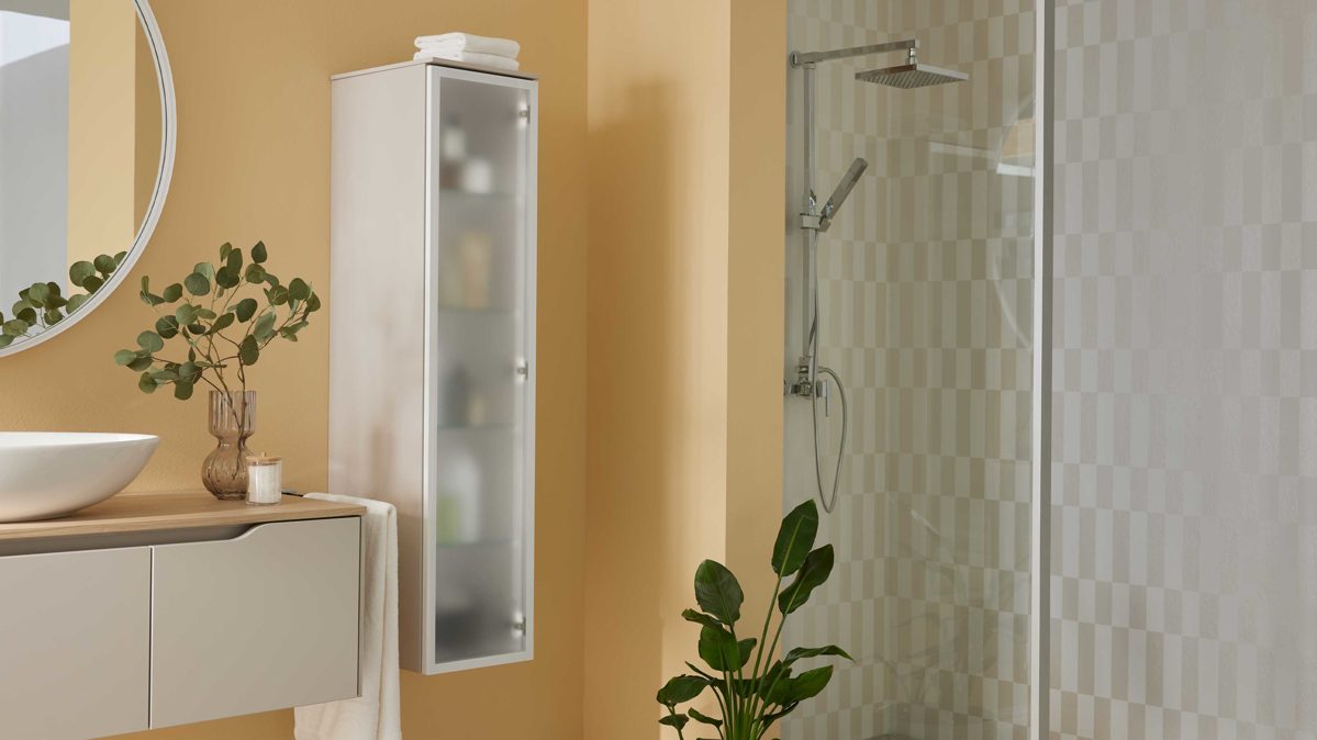 Midischrank Interliving aus Holz in Hellgrau Interliving Bad Serie 3720 - Midischrank sandfarbenes Lacklaminat & Milchglas - eine Tür