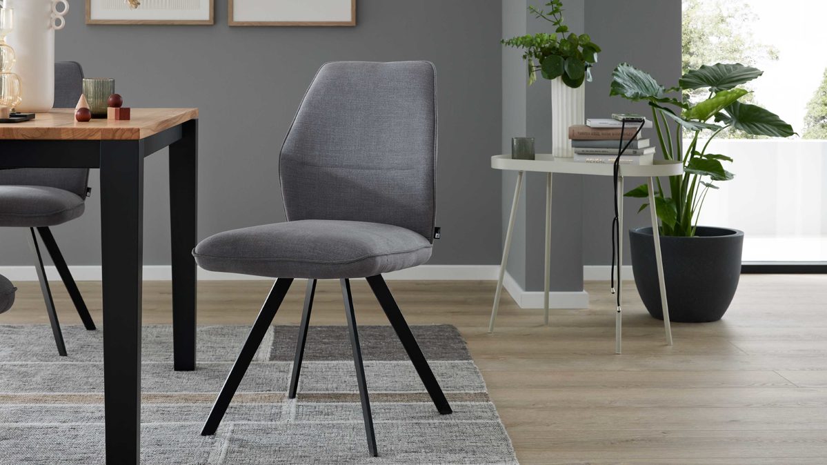 Polsterstuhl Interliving aus Stoff in Grau Interliving Esszimmer Serie 5102 – Polsterstuhl kieselfarbener Webstoff Tirol 489 & schwarzes Eisen