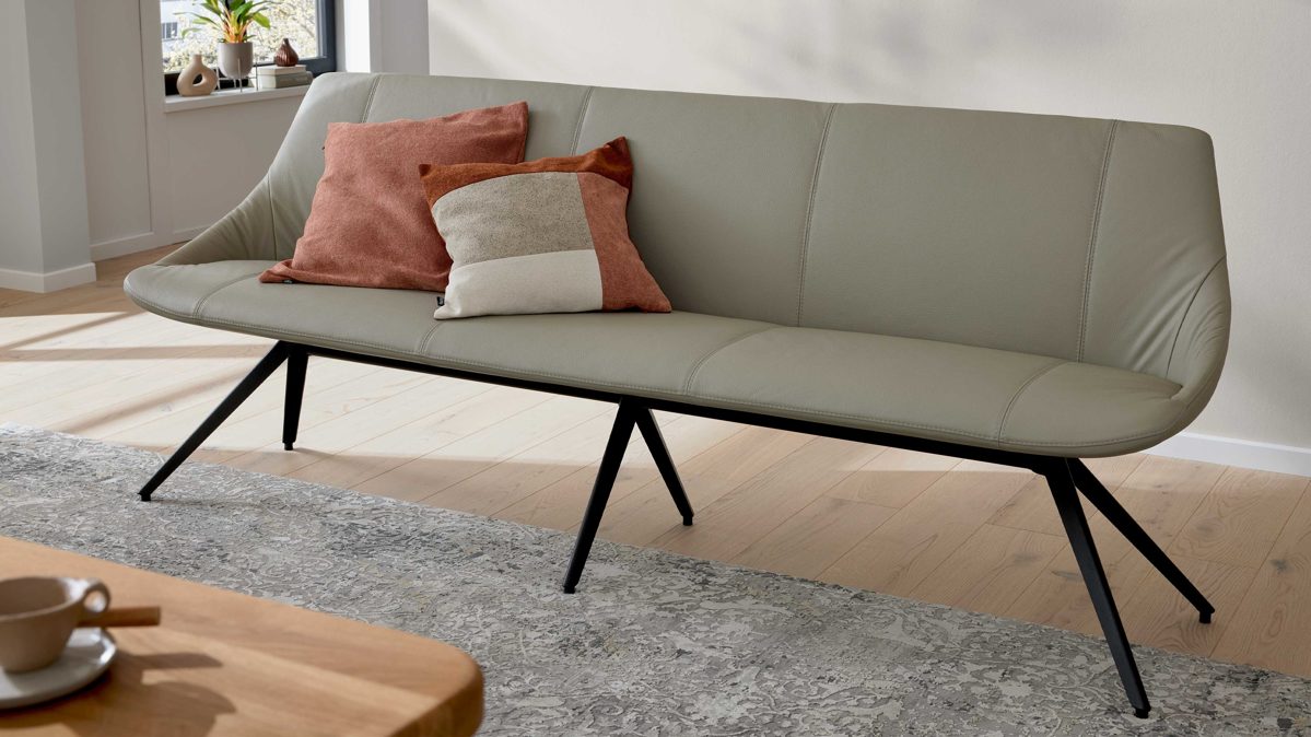 Polsterbank Interliving aus Leder in Beige Interliving Esszimmer Serie 5115 - lederbezogene  Polsterbank milchkaffeefarbenes Leder Tendens Latte & anthrazitfarbenes Metall - Länge ca. 215 cm