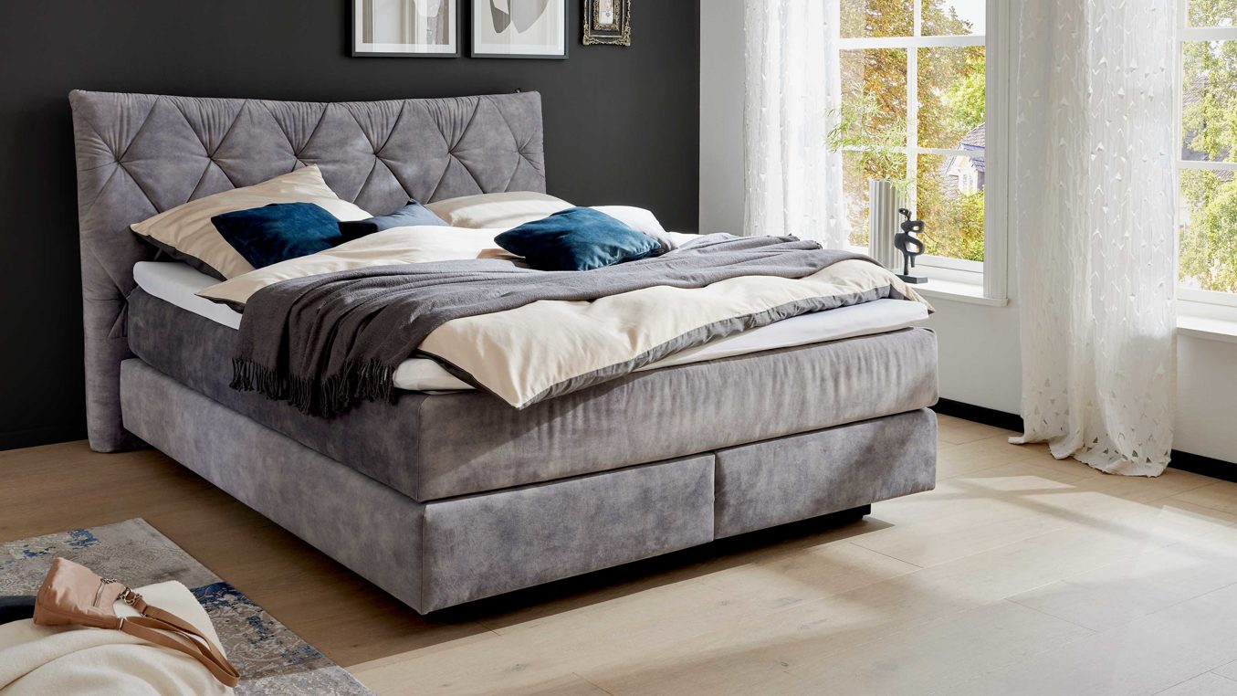Boxspringbett Interliving aus Stoff in Grau Interliving Boxspringbett Serie 1420 - Boxspringbett mit Bettkasten silberfarbener Strickvelours Auri - Liegefläche ca. 180 x 200 cm