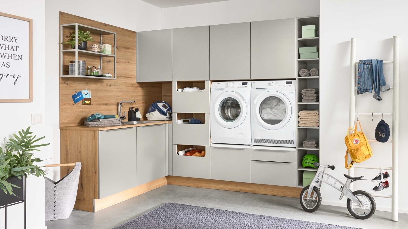 Einbauküche Interliving aus Holz in Grau Interliving Küche Serie 3087 - Hauswirtschaftsraumlösung Platingrau & Eiche Ventura – Stellfläche ca. 190 x 275 cm