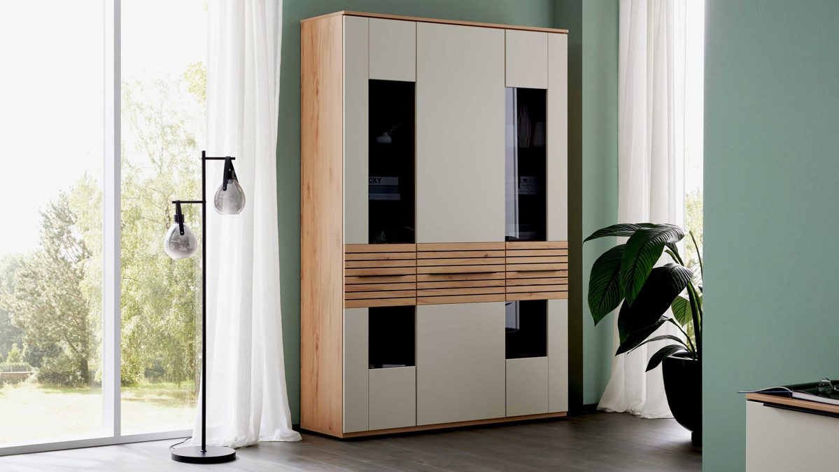 Vitrine Interliving aus Holz in Beige Interliving Wohnzimmer Serie 2032 - Vitrine A15040 Sandbeige & Risseiche - dreiteilig, Länge ca. 150 cm