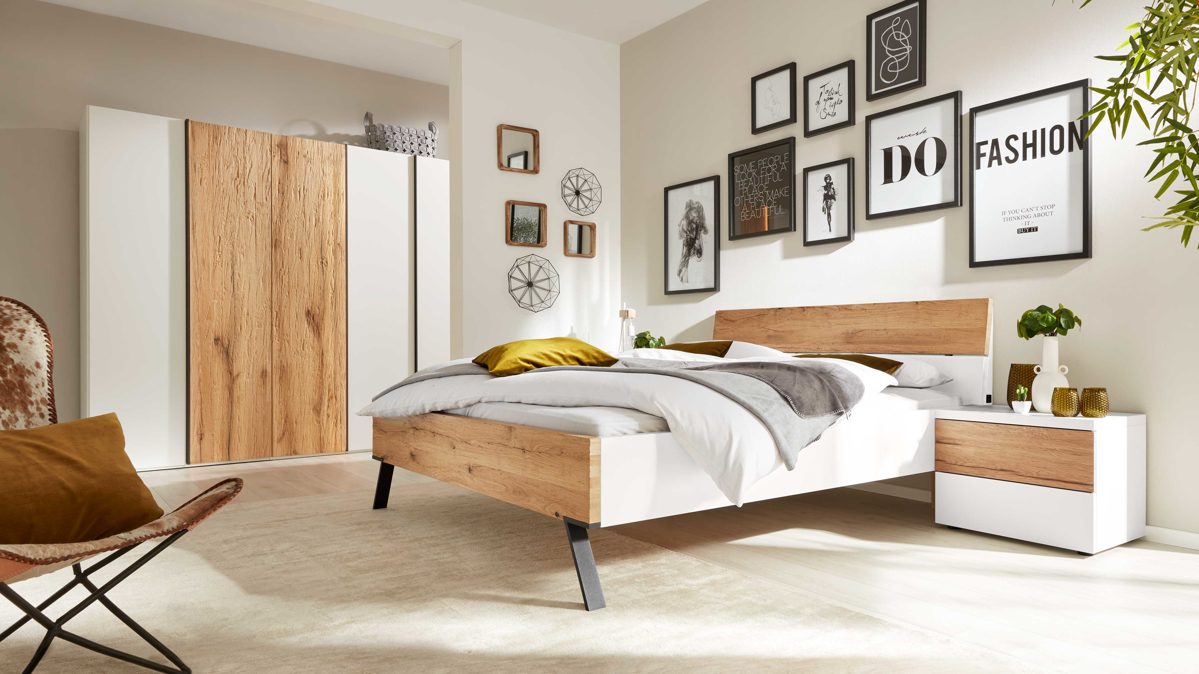 Komplettzimmer Interliving aus Holz in Weiß Interliving Schlafzimmer Serie 1025 – Komplettzimmer Weiß & Balkeneiche gehackt - vierteilig, fünf Türen