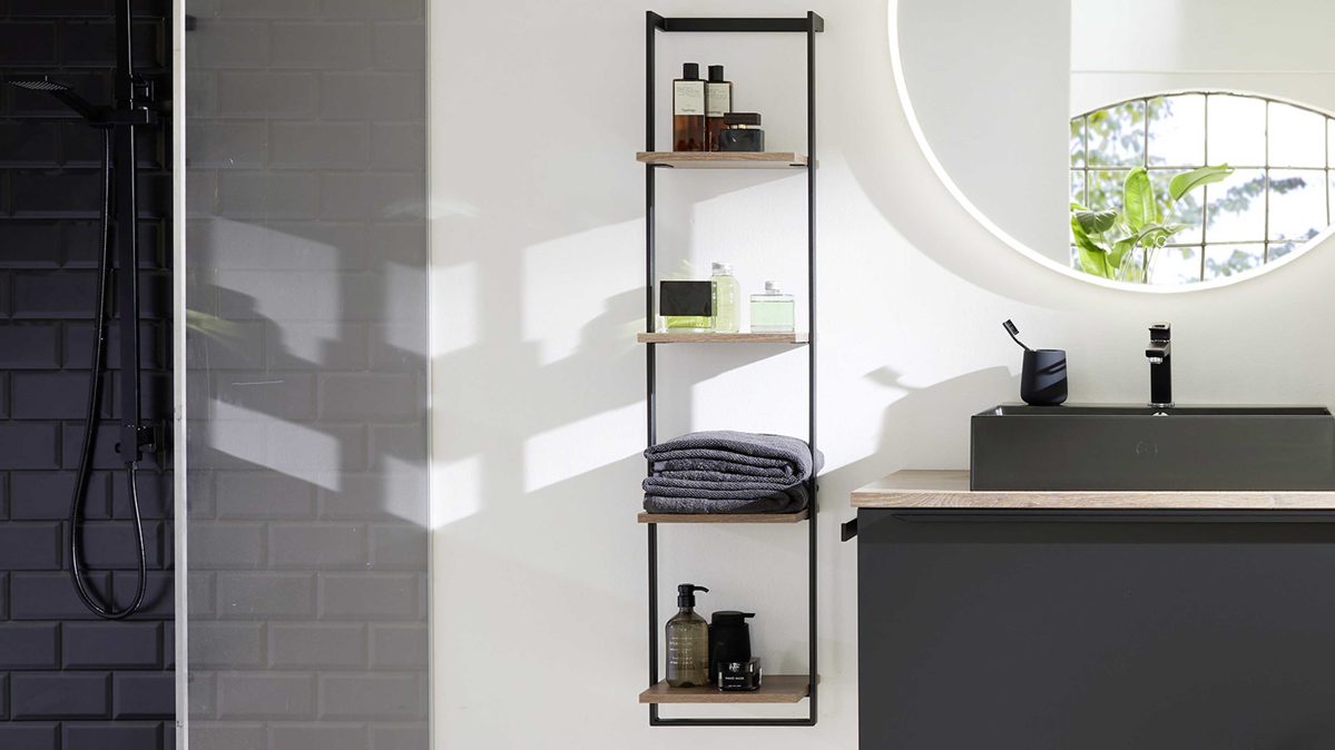 Wandregal Interliving aus Holz in Holzfarben Interliving Bad Serie 7340 – Wandregal Vikings Oak & mattschwarzes Metall - vier Böden