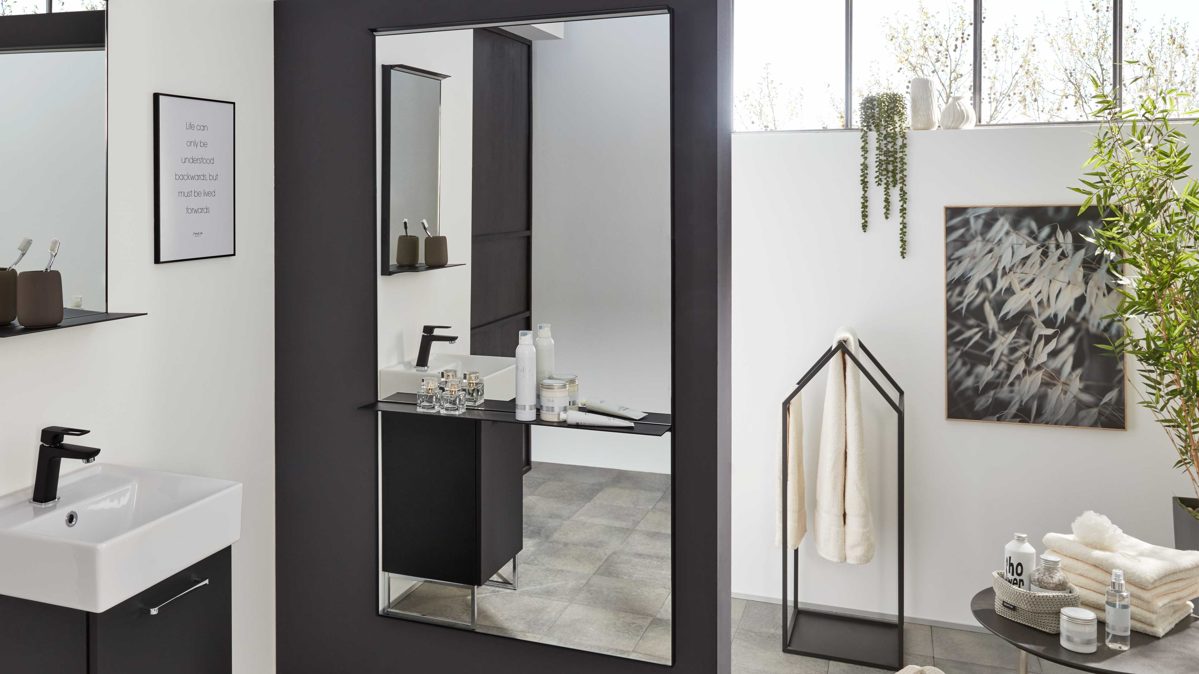Wandspiegel Interliving aus Spiegel in Transparent Interliving Bad Serie 7961 - beleuchteter Wandspiegel mattschwarzes Metall - ca. 80 x 158 cm